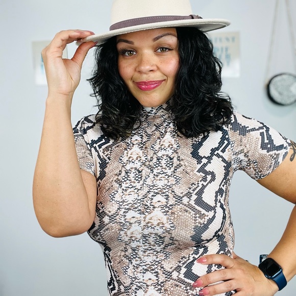 Scale up Short Romper: Small - Picture 7 of 7